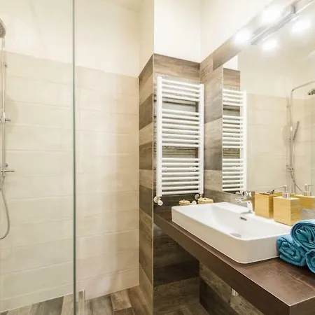 Crown Apartment
